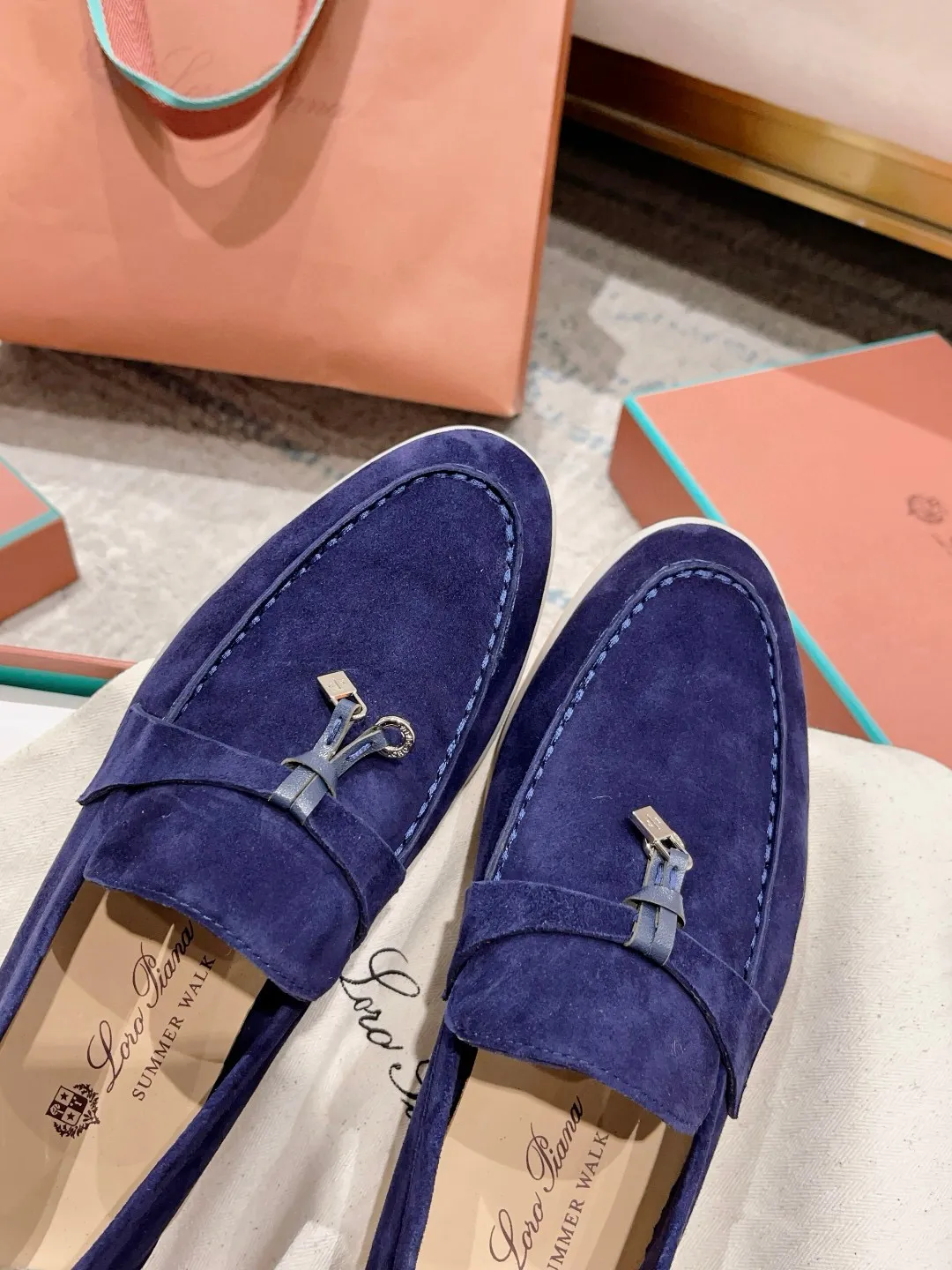 Factory price: 520💰4050 new color. Original purchase, 1⃣️: 1⃣️ folded and developed, Loro Piana professional model to try on feet, quality purchase level, flash sale of common products on the market, welcome to compare, original packaging. Fabric: Imported from Italy🐑High mercerized shearling, Lining: Hand-sewn mark thread in water-dyed cowhide imported from Italy🧵, high-end and elegant. Comfortable on the feet. Size: Women's 35-42 (41, 42) customized, non-returnable, men's 38-45 (46, 47, 48) customized, non-refundable. Fashionable boutiques that you can’t miss, a must-have item
